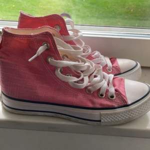 Svincoola rosa converse som tyvär är lite för små för mig :( dem är i strl 36 och på bild 2 ser ni att ena skon har ett coolt tryck på baksidan, frakt tillkommer.⭐️