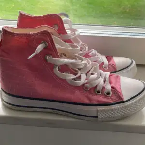 Svincoola rosa converse som tyvär är lite för små för mig :( dem är i strl 36 och på bild 2 ser ni att ena skon har ett coolt tryck på baksidan, frakt tillkommer.⭐️
