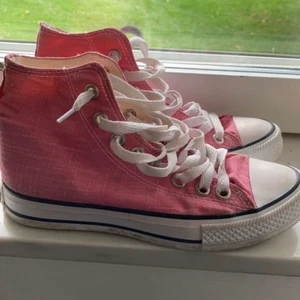 Converse - Svincoola rosa converse som tyvär är lite för små för mig :( dem är i strl 36 och på bild 2 ser ni att ena skon har ett coolt tryck på baksidan, frakt tillkommer.⭐️