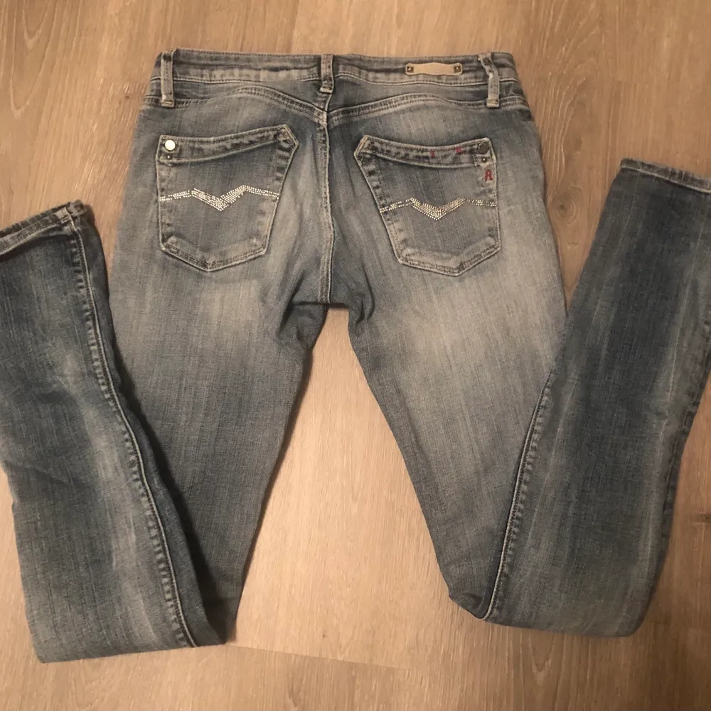 Blå jeans från Replay 28/34 ”Rockxanne” låga i midjan och ger en riktig putrumpa 😄 tyvärr kan inte visa då jag inte kommer i dom längre, svårt att släppa dessa favoriter ändå ❤️😍😂. Jeans & Byxor.