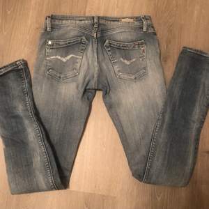 Blå jeans från Replay 28/34 ”Rockxanne” låga i midjan och ger en riktig putrumpa 😄 tyvärr kan inte visa då jag inte kommer i dom längre, svårt att släppa dessa favoriter ändå ❤️😍😂