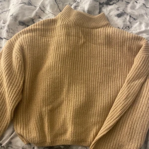 En beige stickad tröja  - Storlek S knappast använd (osäker på frakt)