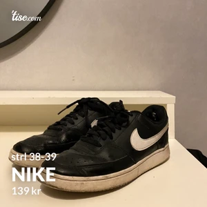 nike - de behöver putsas lite+ nya skorsnören därav de låga priset. skriv för mer detaljer <3 passar storlek 38-39 (24.5cm)
