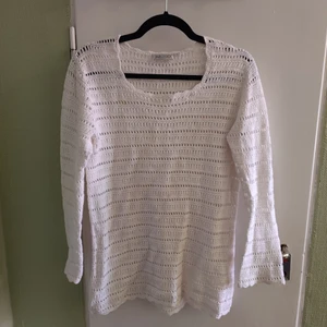 Virkad vit tröja från Indiska strl S - Använd ett antal gånger men fortfarande hel och ren, jätteskön luftig virkad tröja i vitt