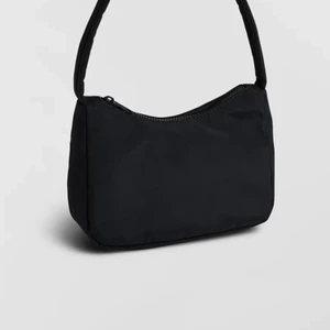 Väska! - Säljer min knappt använda svarta väska ifrån Gina tricot! Den har inga som helst difekter och räknas enligt mig som nyskick! Den är slutsåld men när jag köpte den så kostade den runt 200! Säljer för 55 även fast den är så gott som ny! Hör gärna av er vid intresse eller ytterligare frågor!😻😻(den passar till allt och ger en lite ”cheek” vibe)🤤