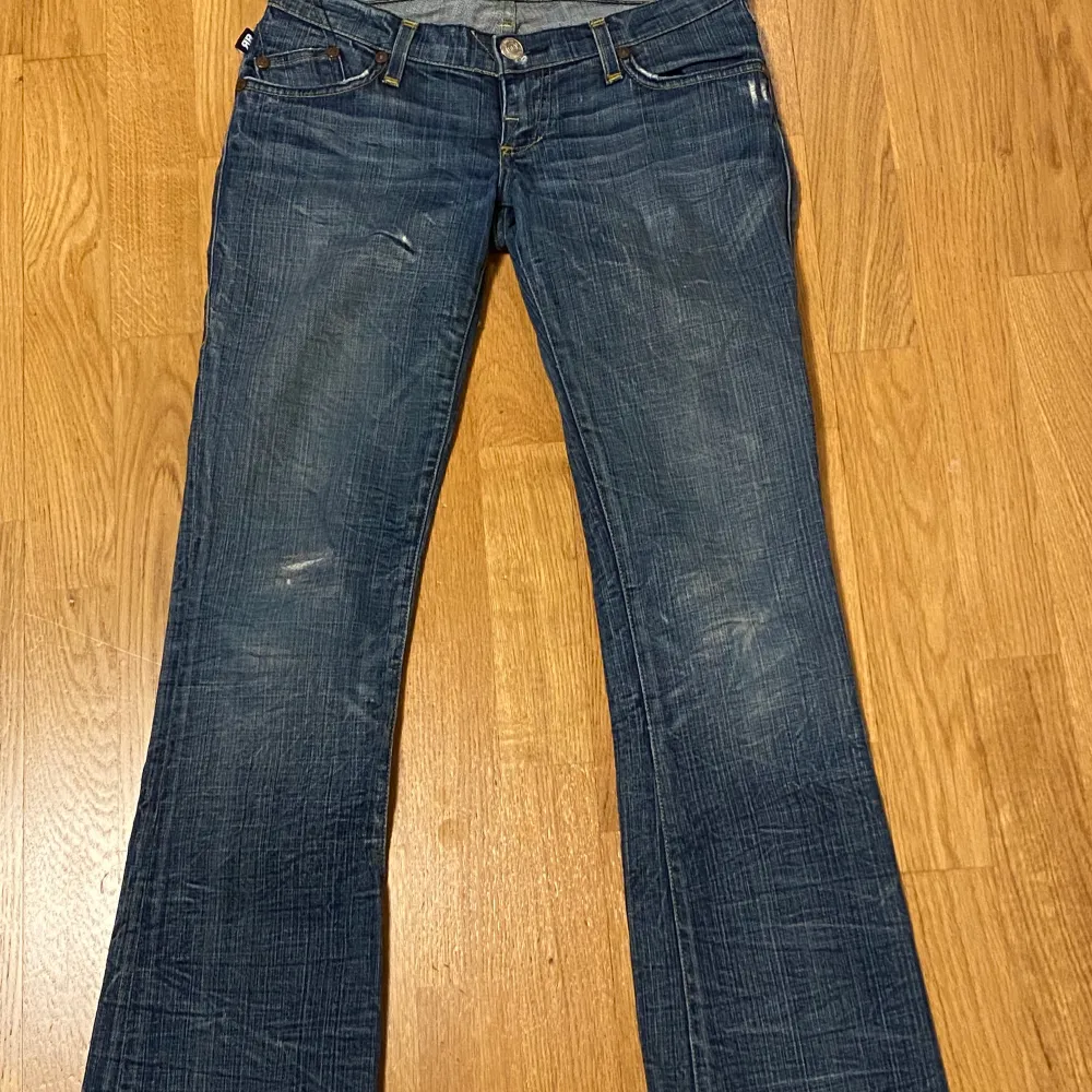 Lågmidjade jeans från rock and republic.    Pris kan diskuteras! ❤️               innersöm: 83,5cm midja: 39cm yttersöm: 102cm. Jeans & Byxor.