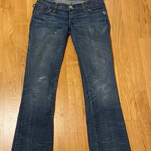 Lågmidjade jeans från rock and republic.    Pris kan diskuteras! ❤️               innersöm: 83,5cm midja: 39cm yttersöm: 102cm