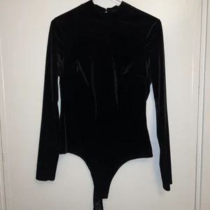 Body - Svart långärmad body i sammet med hög krage och öppen rygg