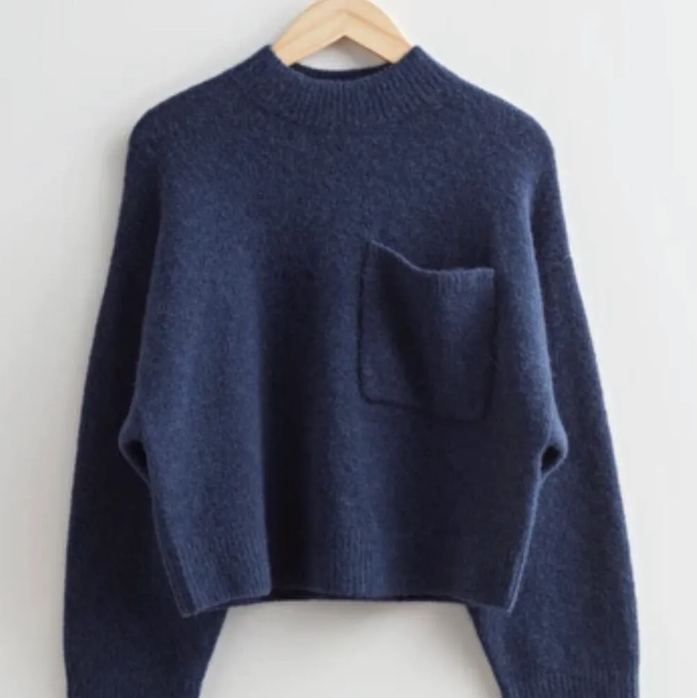 Intressekoll. Chest pocket knit sweater från & other stories, lappen kvar❤️. Tröjor & Koftor.