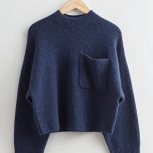 & other stories Chest pocket knit sweate - Intressekoll. Chest pocket knit sweater från & other stories, lappen kvar❤️