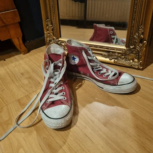 Converse - Utkörning för 30kr om du bor nära/i västerås🚚, kan mötas upp, ni kan hämta eller vanlig frakt! Säljer mina fina röda all star converse. De är använda och är i gott skick🤗🌸🌻.                                                        .                       - Storlek 6 1/2 vilket motsvarar ca stl 37                              (jag som har 38/39 egentligen kan dock ha dem)