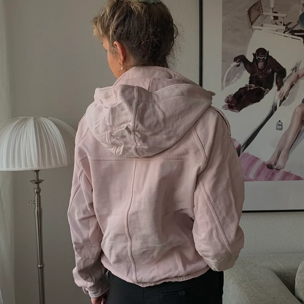 Superfin ljusrosa hoodie från H&M som är lite oversized💗 Köparen står för frakten! . Tröjor & Koftor.