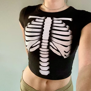 Skelett tröja - Skelett tröja i barnstorlek, men sitter som XXS/XS! Bra skick! Super fin men kommer tyvärr inte till användning!🖤🤍