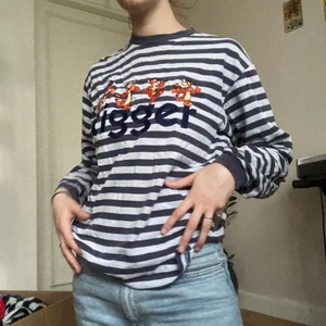 LÅNGÄRMAD RANDIG DISNEY TRÖJA  - coolaste långärmade tröjan med tigger tryck från disney affären :) det står ingen storlek men jag skulle säga att det är en M-L men passar säkert många fler storlekar beroende på hur man vill att den ska sitta. Den har några små vita färg fläckar men dom syns inte :) 