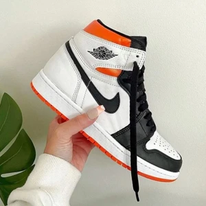Jordan 1 Electric Orange 🍊  - Jordan 1 Electric Orange 🍊   Tillgängliga storlekar⬇️  • EU44  • Pris: 2399kr Fri frakt   • Helt nya   • Skriv till oss i dm om din storlek saknas   • Vi nås genom dm för eventuella frågor eller funderingar!  • Flera bilder fås via dm  #erisneakers 