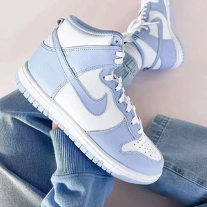 Nike Dunk High Blue Aluminium  - Nike Dunk High Blue Aluminium   Tillgängliga storlekar⬇️  • EU36 • EU36,5 • EU37,5 • EU38 • EU38,5 • EU39 • EU40 • EU40,5   • Pris: 2499kr Fri frakt   • Vi nås genom dm för eventuella frågor eller funderingar!  • Flera bilder fås via dm