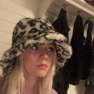 Fejkpäls leopard hatt! Ascool hatt som är lagom varm passar perfekt till våren💗 Bild två är Dua Lipa i liknade stil⚡️