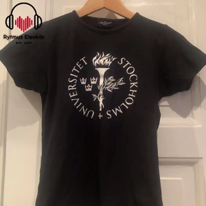 Svart t-shirt med tryck - Svart t-shirt med tryck i strl S-M. Säljs av Rytmus Stockholms Elevkår, alla kläder som säljs har skänkts utav elever på Rytmus och de pengar som samlas in från klädinsamlingen ges oavkortat till WWF. Ta chansen och köp fina kläder second hand och bidra på samma gång till att bevara miljön!