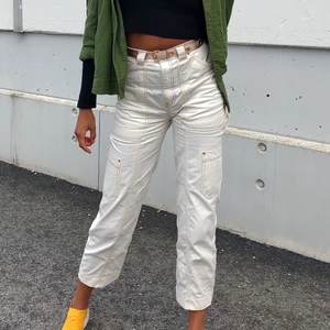 Coola vita jeans från Weekday - Fett snygga, men för små för mig i dagsläget. Praktiska fickor! De är normallängd, men då jag är 182 cm lång blir de lite korta på mig.😊 (130kr inkl. frakt)