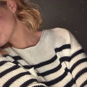 Randig stickad tröja 💕 HM - Säljer min fina svart och vit randiga stickade tröjan, då den inte kommit till användning💕 den är väl använd, men i fint skick! Skicka för mer bilder eller information☺️ Frakt tillkommer 💕