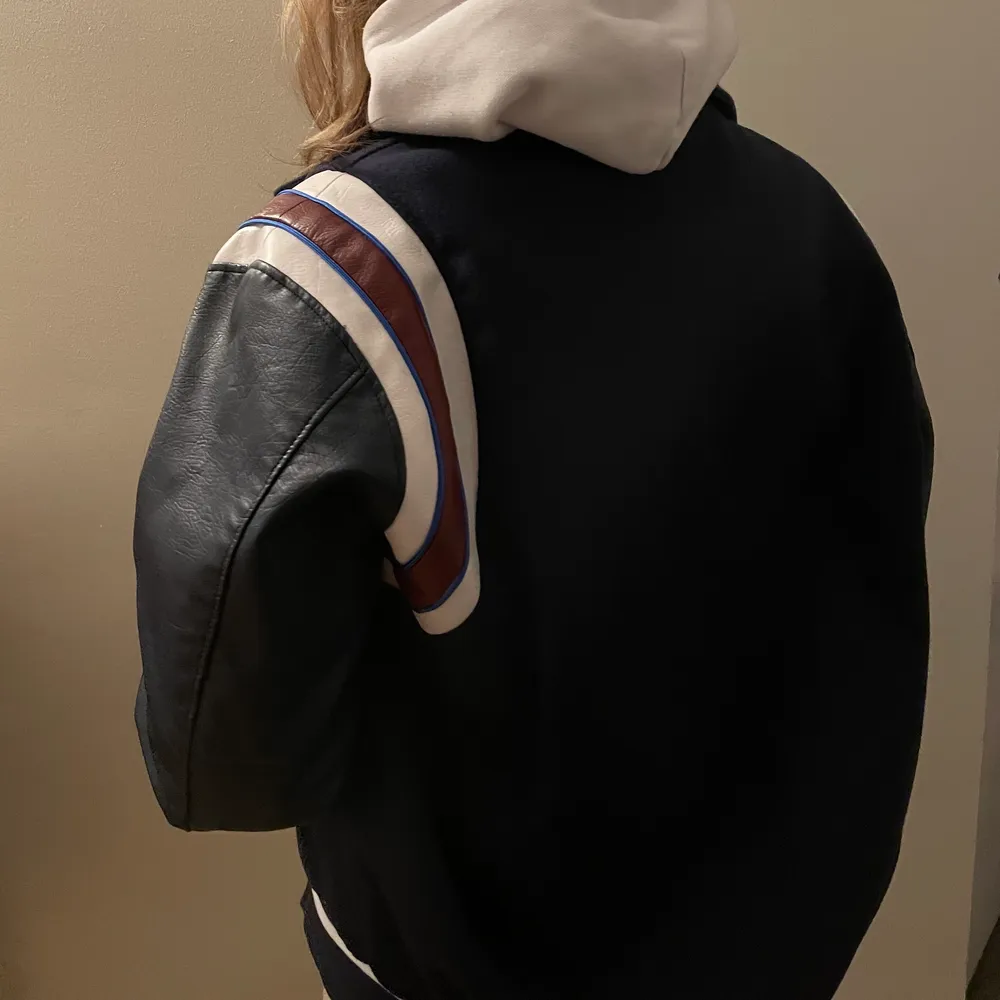 Snygg marinblå varsity jacket i fint skick, är i lose fit. Skriv vid intresse💙. Jackor.