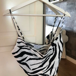 Zebratopp från Behrska. - Zebratopp från Behrska. Aldrig använd, lappen kvar. Strl M men liten i storleken så skulle säga den passar XS/S.