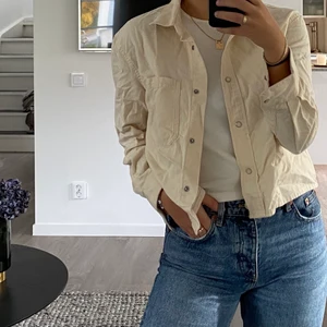 Skjorta från weekday - Beige skjorta från weekday i storlek XS. Är stor i storleken, funkar som S. Tjockare i tyget och har en fin passform. 