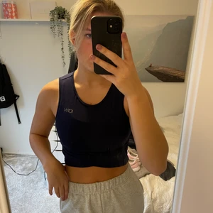 Icaniwill - Säljer Denhär jätte snygga toppen som är mörkblå från icaniwill som knappt är använd😍💞 Storlek S