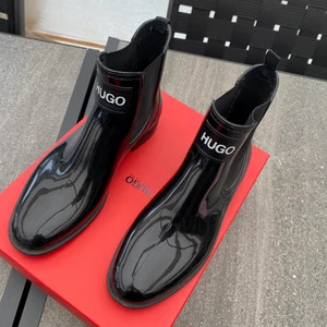 Hugo Boss stövlar  - Snygga Hugo Boss stövlar. Jätte bra skick, som nya! Storlek 39. Kan hämtas upp i Malmö eller Ljungbyhed☺️