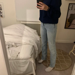 Mid Rise jeans zara strl 34 - Säljer de populära mid Rise jeansen från zara! Så snygga och trendiga👊strl 34❤️