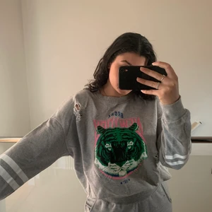 Snygg oversized tröja med tryck  - Snygg tröja. Väldigt skön i materialet. Använd ett fåtal gånger. Denna tröjan jag har på mig är i stl M men sitter som en L, bra om man gillar oversized ;)               (DM för fler bilder om önskas) 