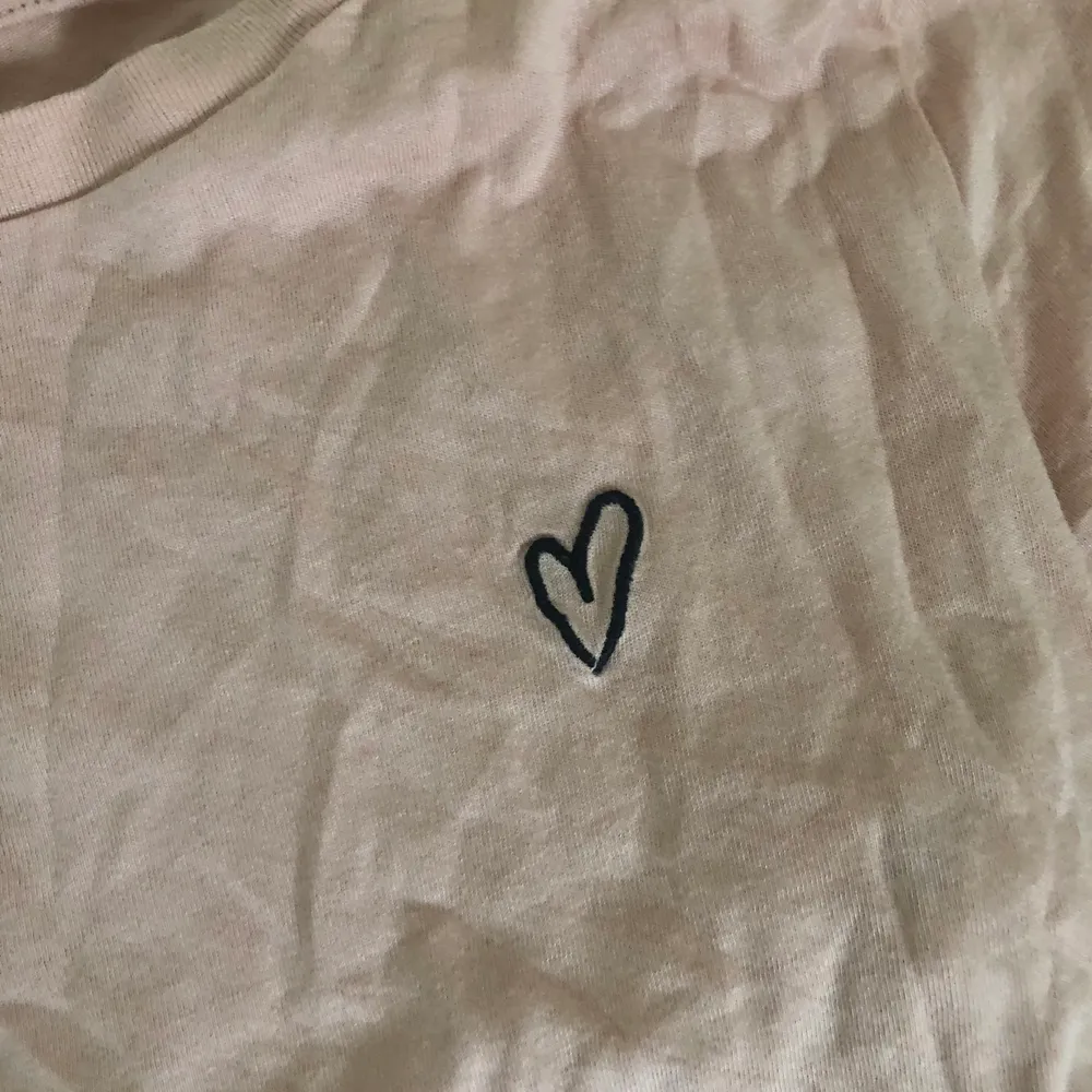 Söt enkel rosa t-shirt från H&M, använder aldrig längre. Den är mer rosa i verkligheten, sista bilden visar mer rätta färgen. 💓💗💖💘💝💕💞. T-shirts.