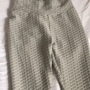 ”Butt lift” pants - Grå träningsbyxor som framhäver rumpan. Märke: okänt. Passar som S