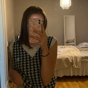 Väst - Säljer nu min stickade väst från Shein i storlek S. Säljer den eftersom den aldrig kommer till användning, använd max en gång 💕⚡️ ( köparen står för frakt ) 