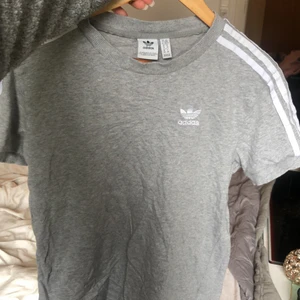 Adidas tröja  - Knappt använd så den är i nyskick, är i storlek XS men passar även S, kan mötas upp eller leveras köparen står för frakt