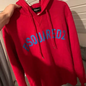 Dsquared2 hoodie - •Dsquared2 hoodie (röda) Size Large   Cond 9/10 använd vid 2 tillfällen Köpt på NK för 5600kr Köp nu 1499kr (Galet bra pris!)