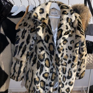 Pälsjacka med leopardmönster🐆🐆 - Jacka från NA-KD i ett fint skick, använd en vinter, strl 34