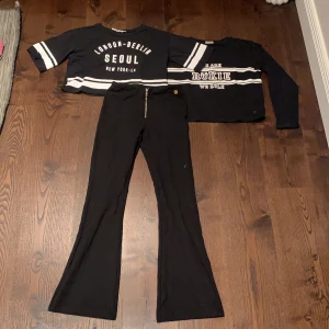 Svart sätt  -  En långärmad tröja, t-shirt ,ett par byxor 