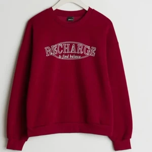 Gina sweatshirt - Den är i väldigt bra skick! Den är använd men den är fortfarande mjuk och inte alls nopprig 😊 skickar såklart egna bilder vid intresse!