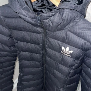 Adidas jacka storlek 36/34 - Säljer nu min adidas jacka som är i storlek 36/34 den är i jätte bra skick som ny då den endast har legat i garderoben, den är ny tvättad och mycket fin, den är lite figursydd så den sitter fint på kroppen och håller även värmen en perfekt höst å vår och kan även funka till vinter. Hör av er om ni vill ha fler bilder