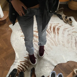 Lågmidjade gråa jeans  - Så snygga lågmidjade gråa jeans! Snygga fickor bak till och dubbelknäppt framtill. Jeansen är köpta från zalando från märket pepe jeans❣️