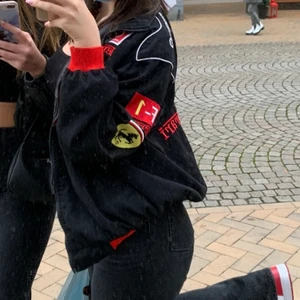 Ferrari jacka - Säljer min skit coola Ferrari jacka som inte kommer till användning, den är i storlek xl men passar oversized på mig som har s, buda gärna🥰