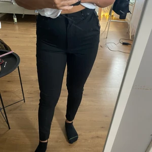 Kostymbyxor - Kostymbyxor från bikbok. Använda 1 gång. Storlek Xs. Skriv för mer bilder.