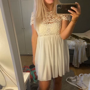 Avslutnings klänning💕 - Säljer även min fina klänning, aldrig använt denna och prislappen finns kvar! Superfina mönster och en fin vit färg! Supersnygg skurning i ryggen och en dragkedja! 💕