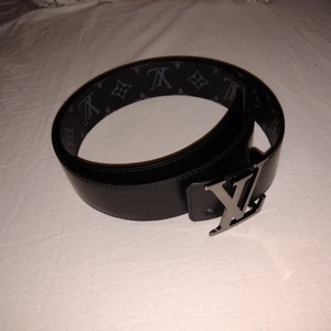 Äkta Louis Vuitton reversible bälte - Ett vändbart äkta Louis Vuitton bältet jag inte längre har nytta av. Den är i fint skick men säljer den mindre än halva priset då jag vill ha pengar snabbt.