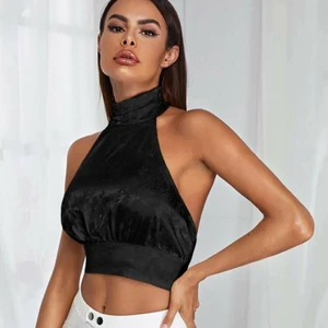 Topp med öppen rygg  - Topp med öppen rygg, aldrig använd. Jag är vanligtvis en S/M och den passar mig jätte bra. Frakt tillkommer! 