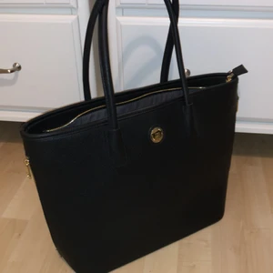 Shopperbag  - En shopperbag som har måtten 46cm som bredd ➡️, och 30cm som höjd ⬆️. Den är en skön väska för daglig bruk 🙌.  Den har 3 fickor i väskan (ena är med dragkedja), en ficka med dragkedja på baksidan och två fickor på båda kanterna av väskan (bild 3). Använd få ggr! ❤️❤️