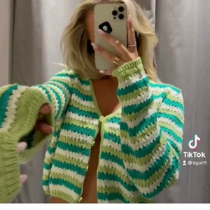 Zara kofta - Säljer denna fina zara kofta som inte kommer till användning!!💚💚💚 som helt ny<3. Lånad bild så skriv om ni vill ha fler bilder🤍