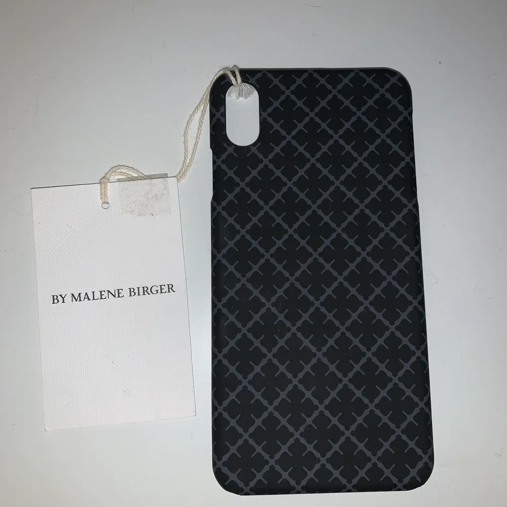 Säljer detta jättefina mobilskal från Malene Birger. Aldrig använt pga fel storlek, prislappen är kvar🖤 Passae iPhone X/XS/11 PRO. Kan skicka eller mötas upp i Göteborgsområdet✨ nypris: 299kr, mitt pris 150kr✨. Accessoarer.