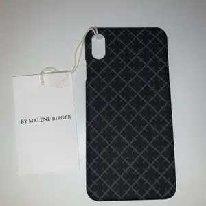 Säljer detta jättefina mobilskal från Malene Birger. Aldrig använt pga fel storlek, prislappen är kvar🖤 Passae iPhone X/XS/11 PRO. Kan skicka eller mötas upp i Göteborgsområdet✨ nypris: 299kr, mitt pris 150kr✨